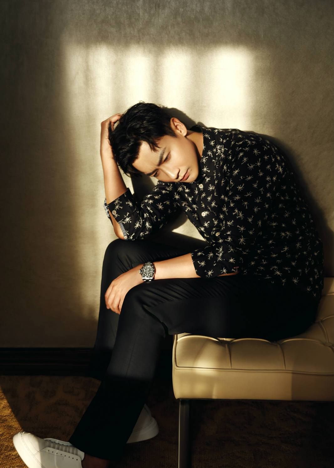 叶项明全新时尚写真曝光 光影交织尽展无边魅力