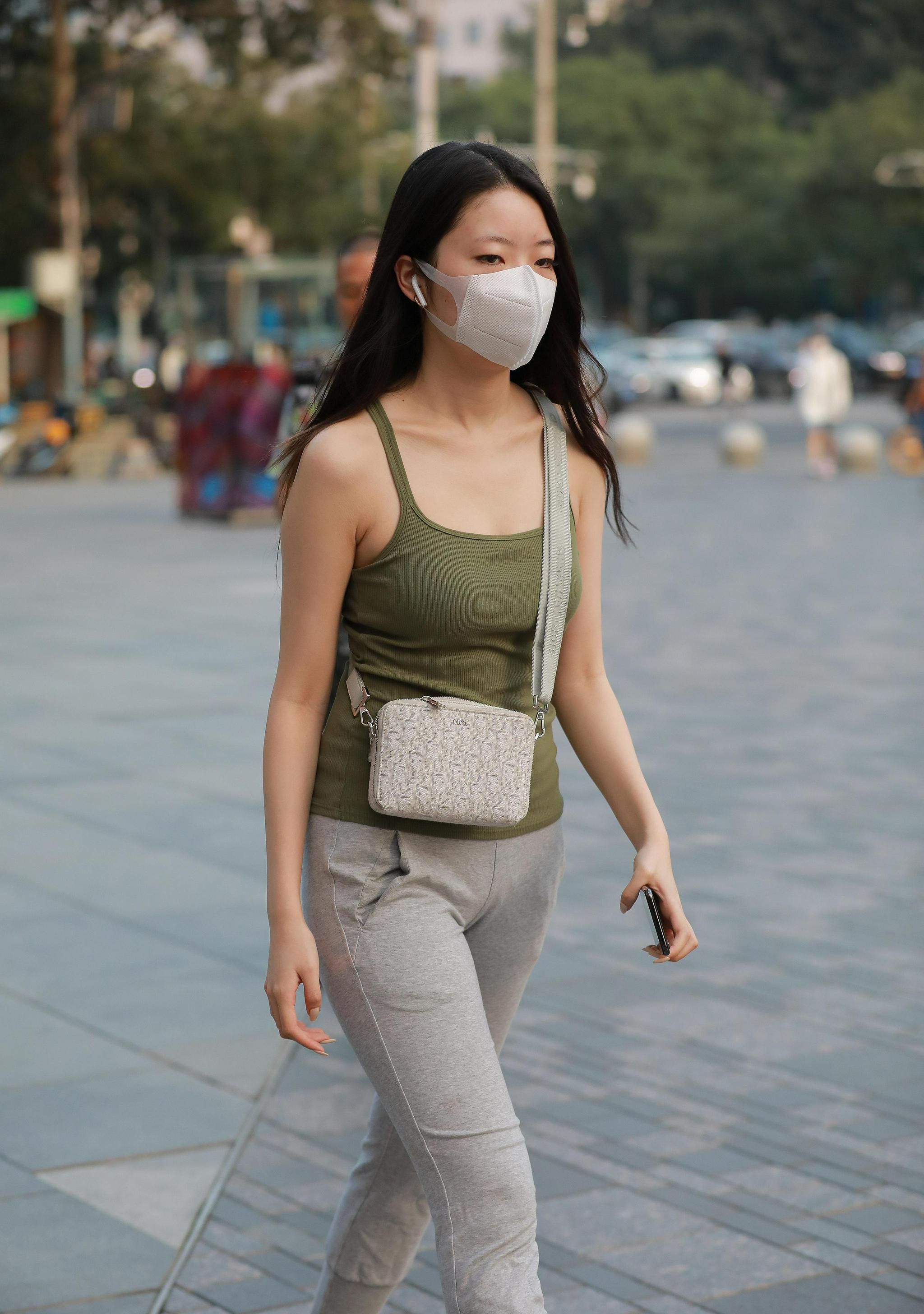 美丽女生绿加灰青春模样够时尚精致的女孩最动人