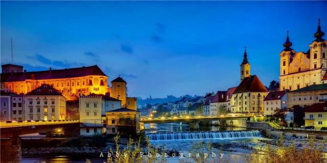 奥地利最适合夜游的城市施泰尔,跟随神奇斗篷大叔穿越中世纪美景