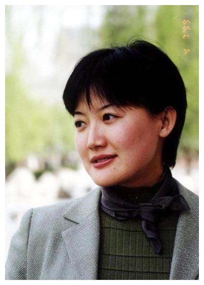 央视女主持梁艳,不恋爱不化浓妆,为何48岁还单身?