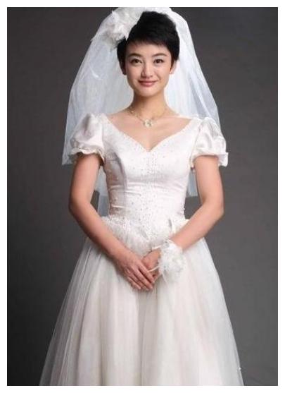 戏红人不红的朱杰:被孙红雷吻过5次,25岁嫁《中国好声音》老板