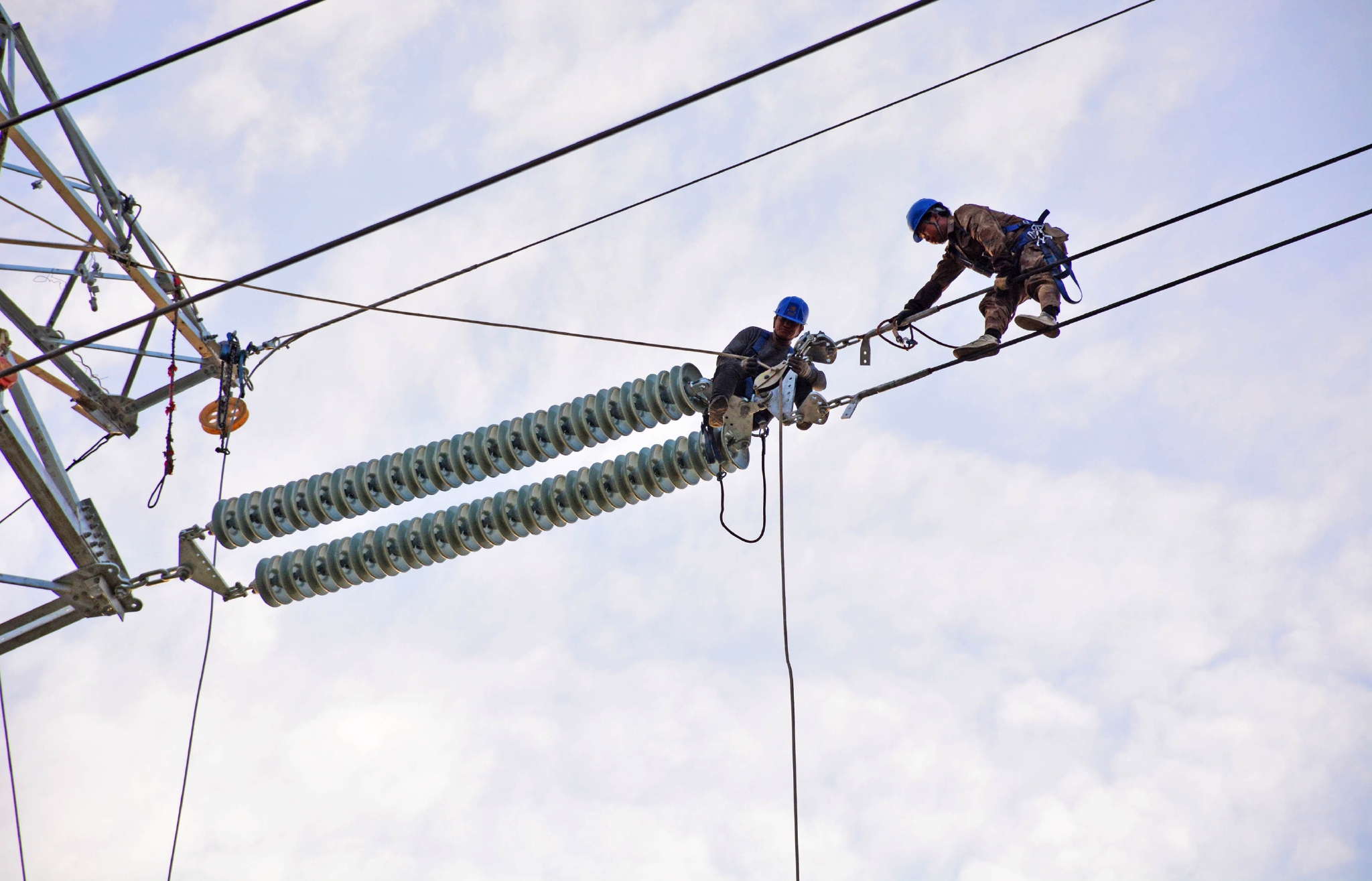 空中舞姿美电力工人的工作场景一瞥江苏无锡锡山区锡北镇