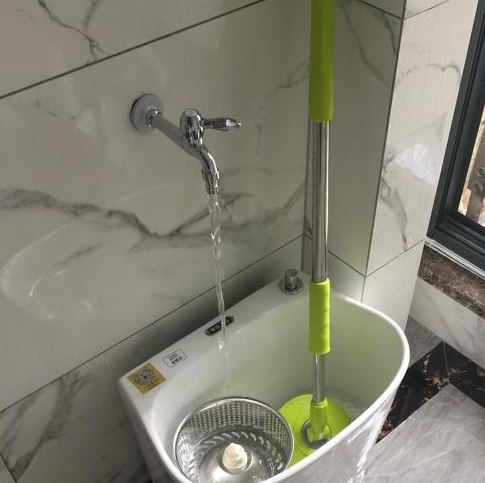 池拖把池就是直接按照拖桶的形状安装在阳台上,在上方加一个水龙头,就