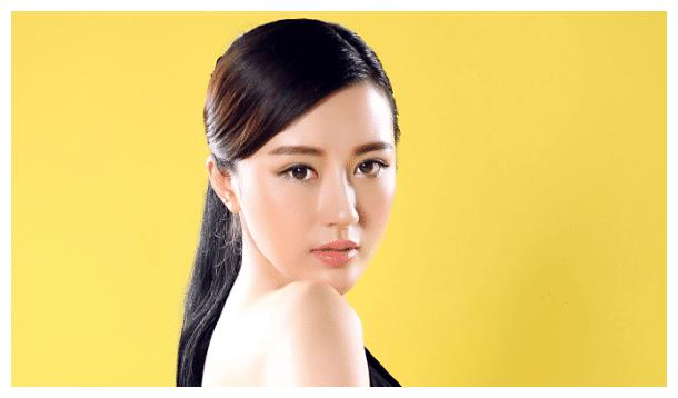 漂亮女明星单薇,眉眼间拥有几份英气,出演女大侠的时候特别逼真