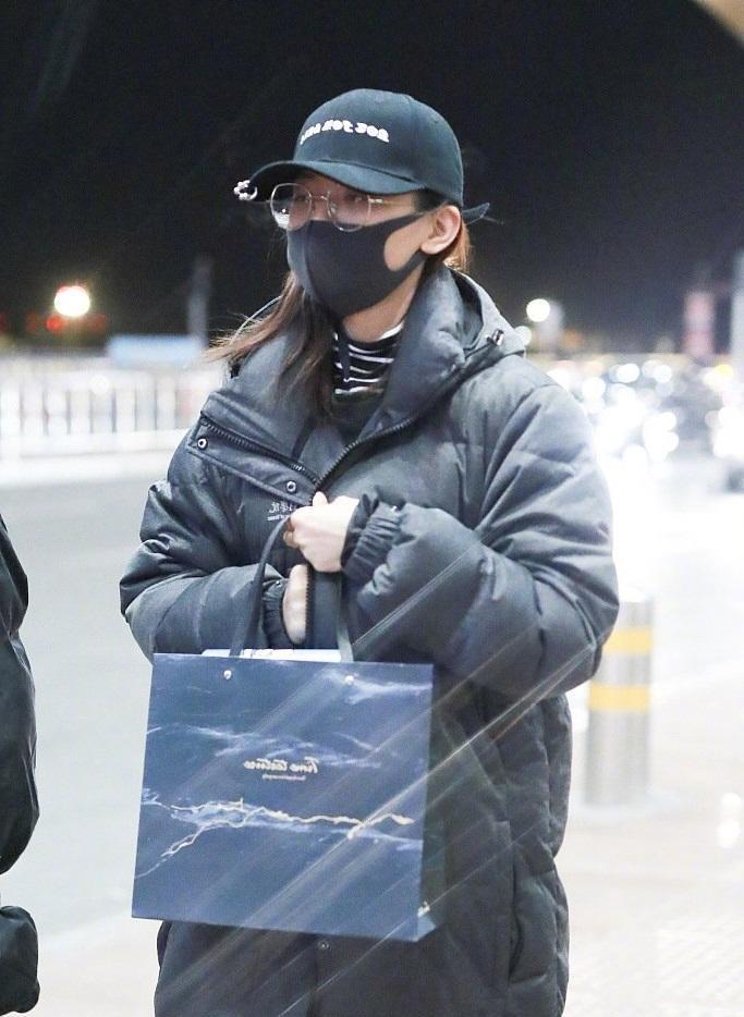 杨超越黑色羽绒服裹到小腿,配眼镜变文艺少女,简直大写的惊喜