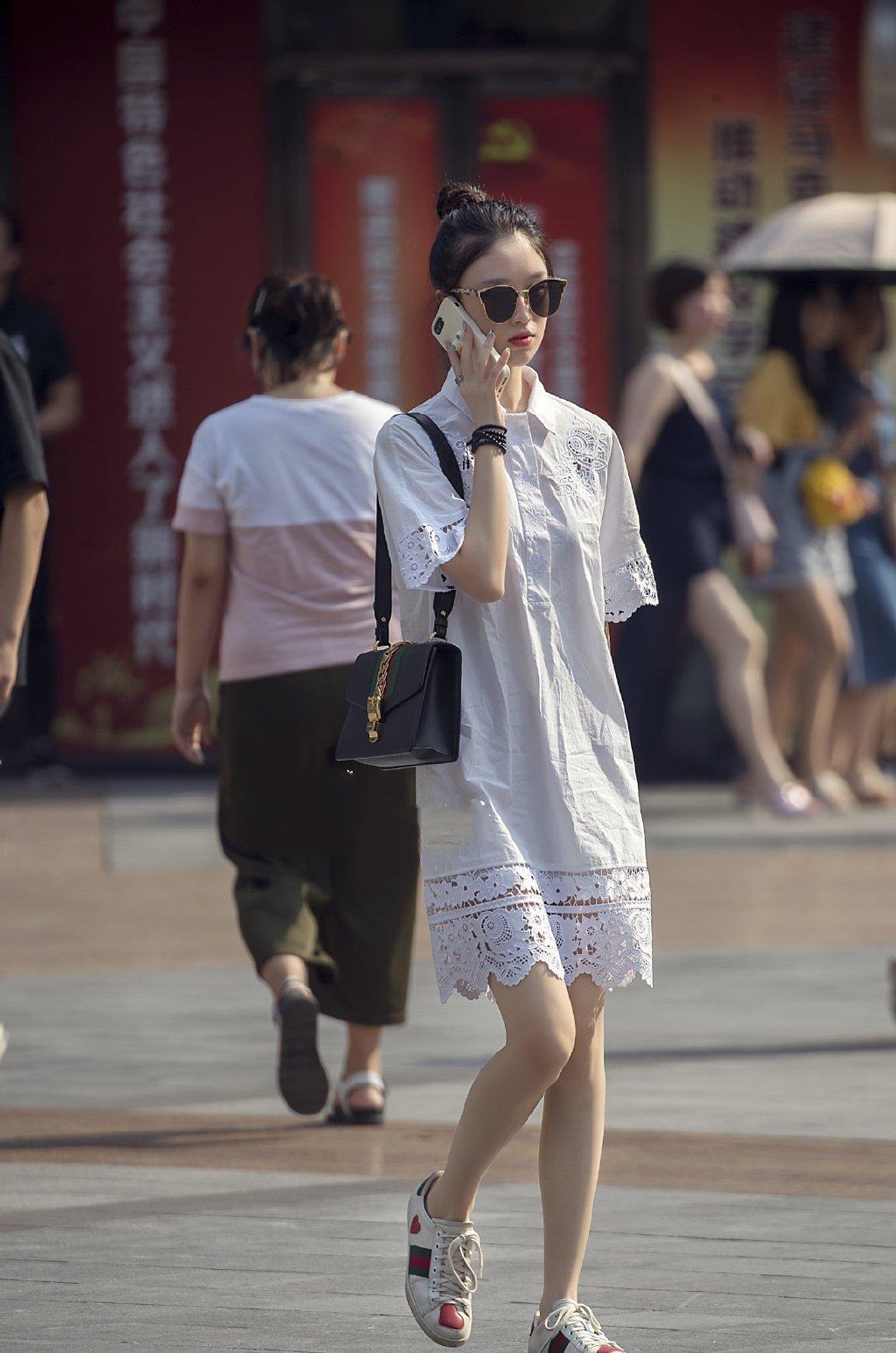 街拍:你会来看重庆街头带有明星范儿的美女吗?