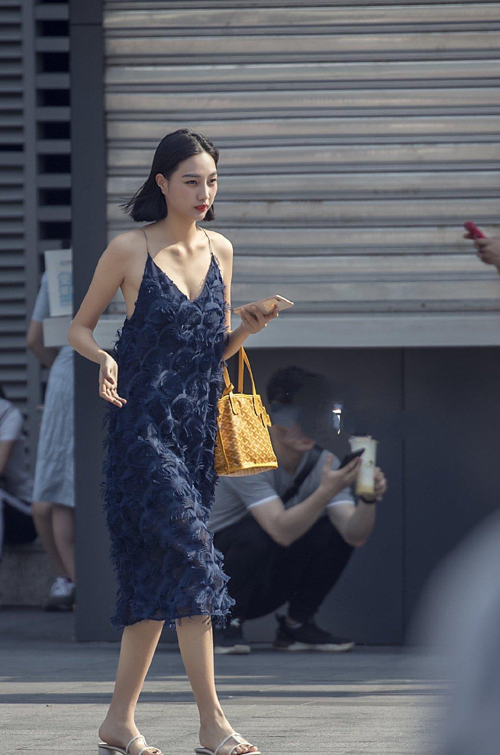 街拍:你会来看重庆街头带有明星范儿的美女吗?