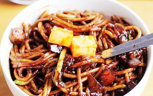 同样是吃面条，中国VS<a href=