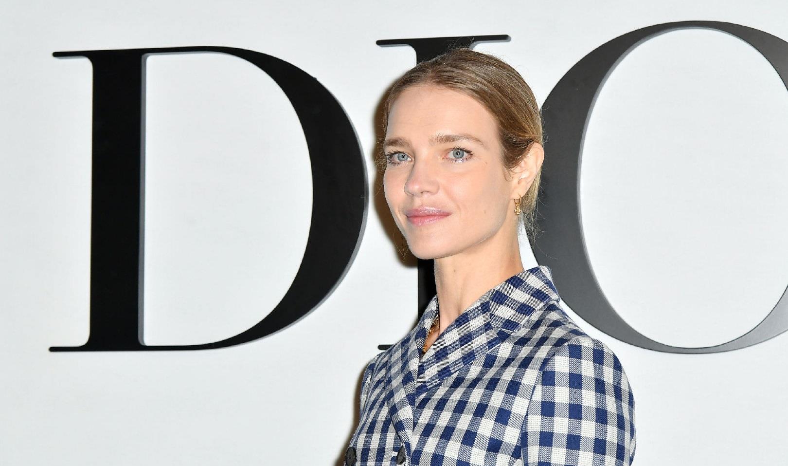 纳塔利·沃佳诺娃穿蓝色格纹套装清新时尚,身材苗条如