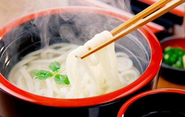 同样是吃面条，中国VS<a href=