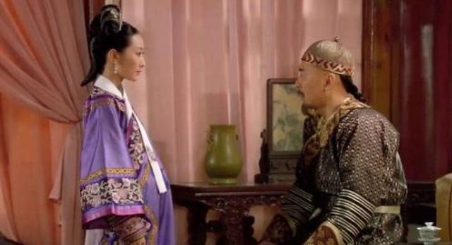 甄嬛传皇上看望有孕的安陵容时为啥临走要拍一下她的大肚子
