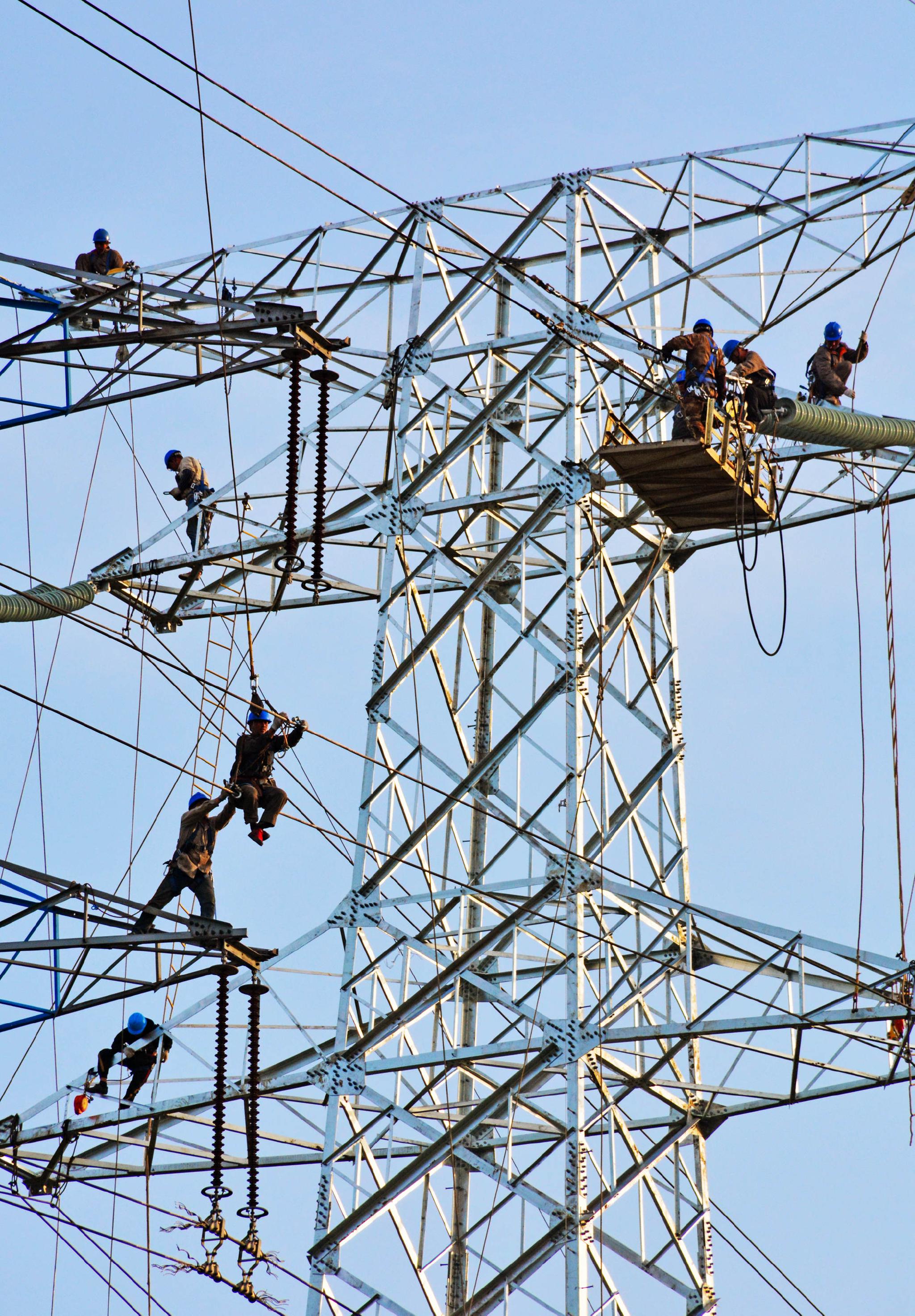 空中舞姿美电力工人的工作场景一瞥江苏无锡锡山区锡北镇