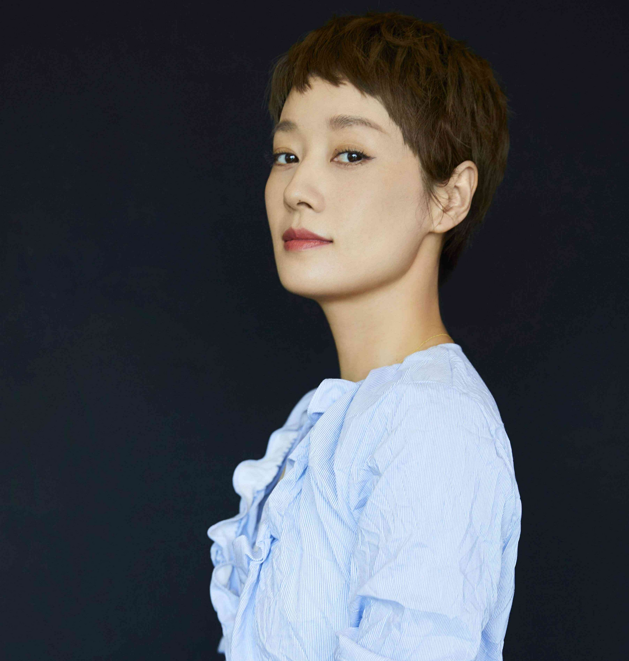 45岁的马伊琍现身机场大花裤配白色衬衫独自推行李太心酸了