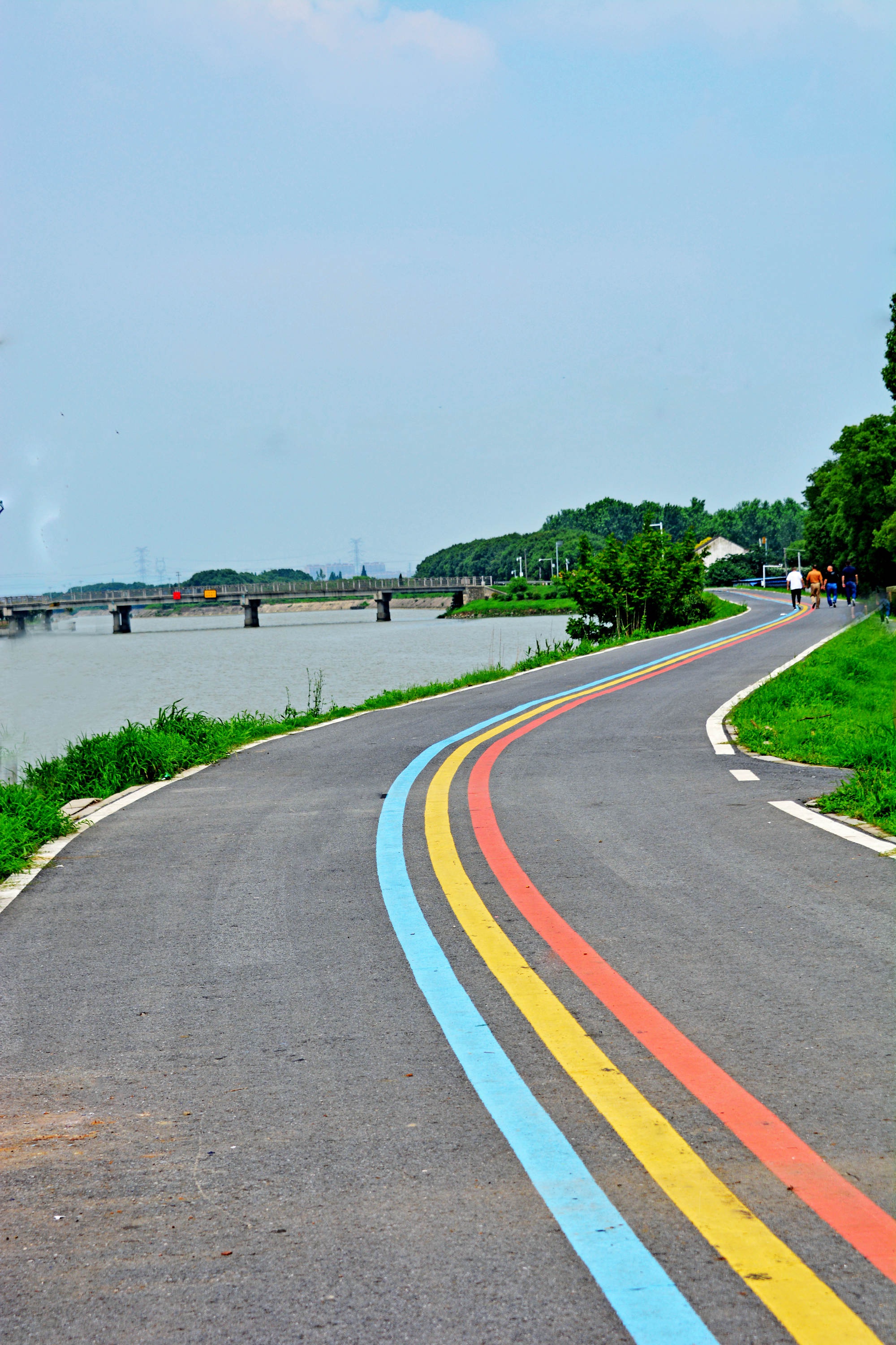 小渔村的炫彩步道