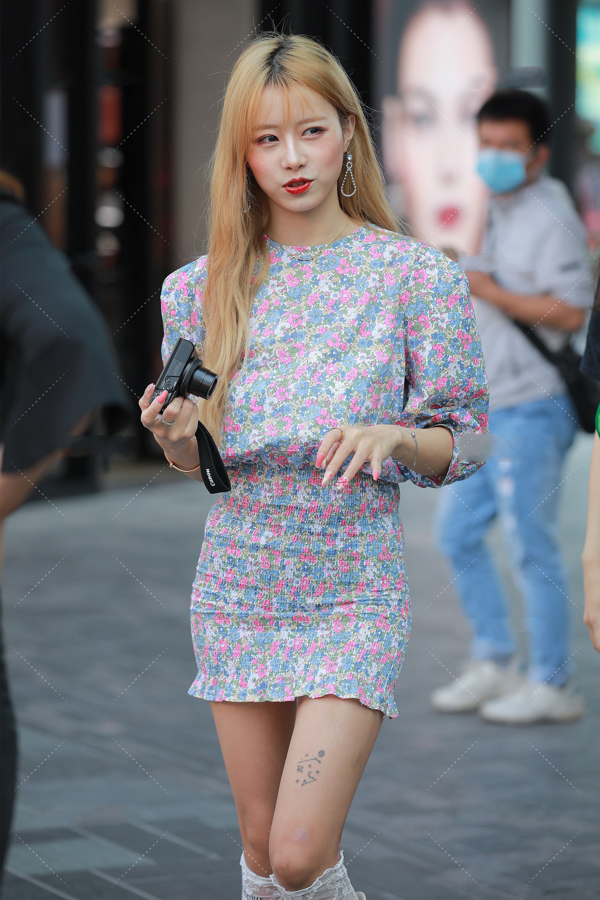 碎花小裙子,穿出邻家少女感,清新秀丽