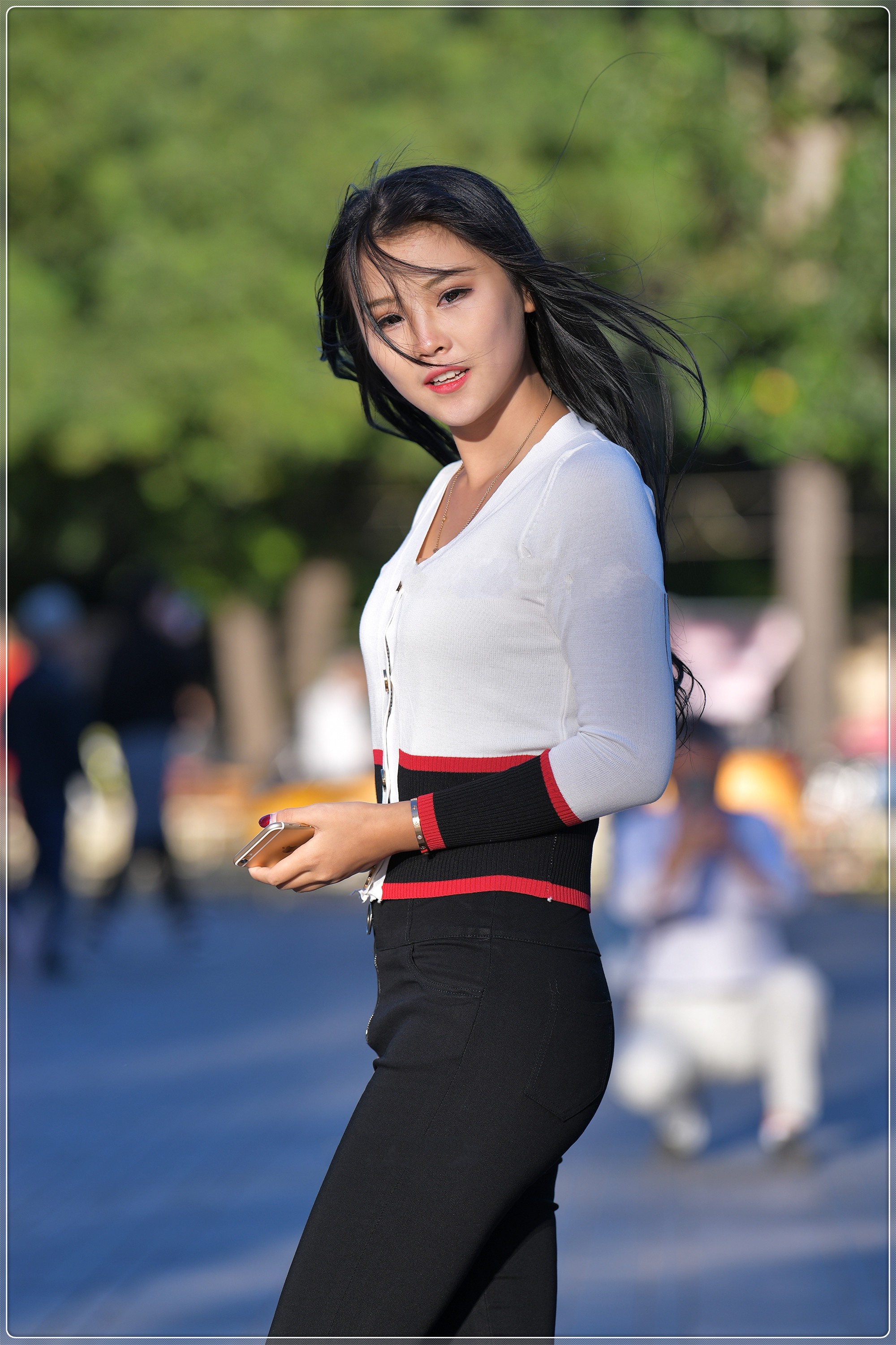 轻薄撞色针织衫,满满少女感,青春有活力_高清图集_新浪网