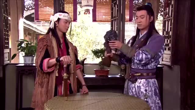 龙门镖局白敬祺拿出枪来气势汹汹的来找山鸡拿回钱