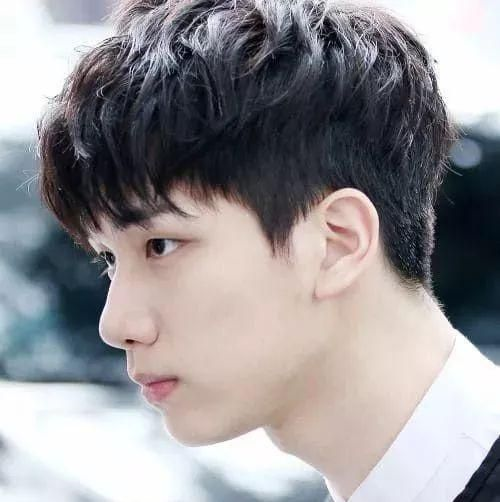 像发质硬的男生就是因为发质硬很多不叫花俏的发型,如大旁分发型,背头