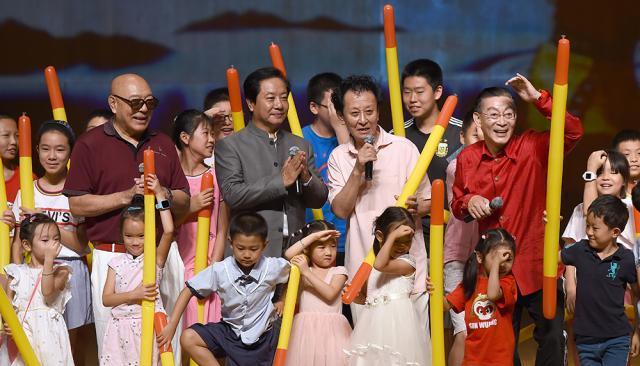 西游记主创重聚六小龄童重现美猴王经典动作