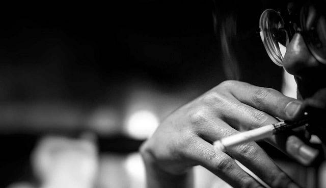 那段时间,他学会了抽烟,有时候被呛得两眼流泪.有时候则借酒浇愁.