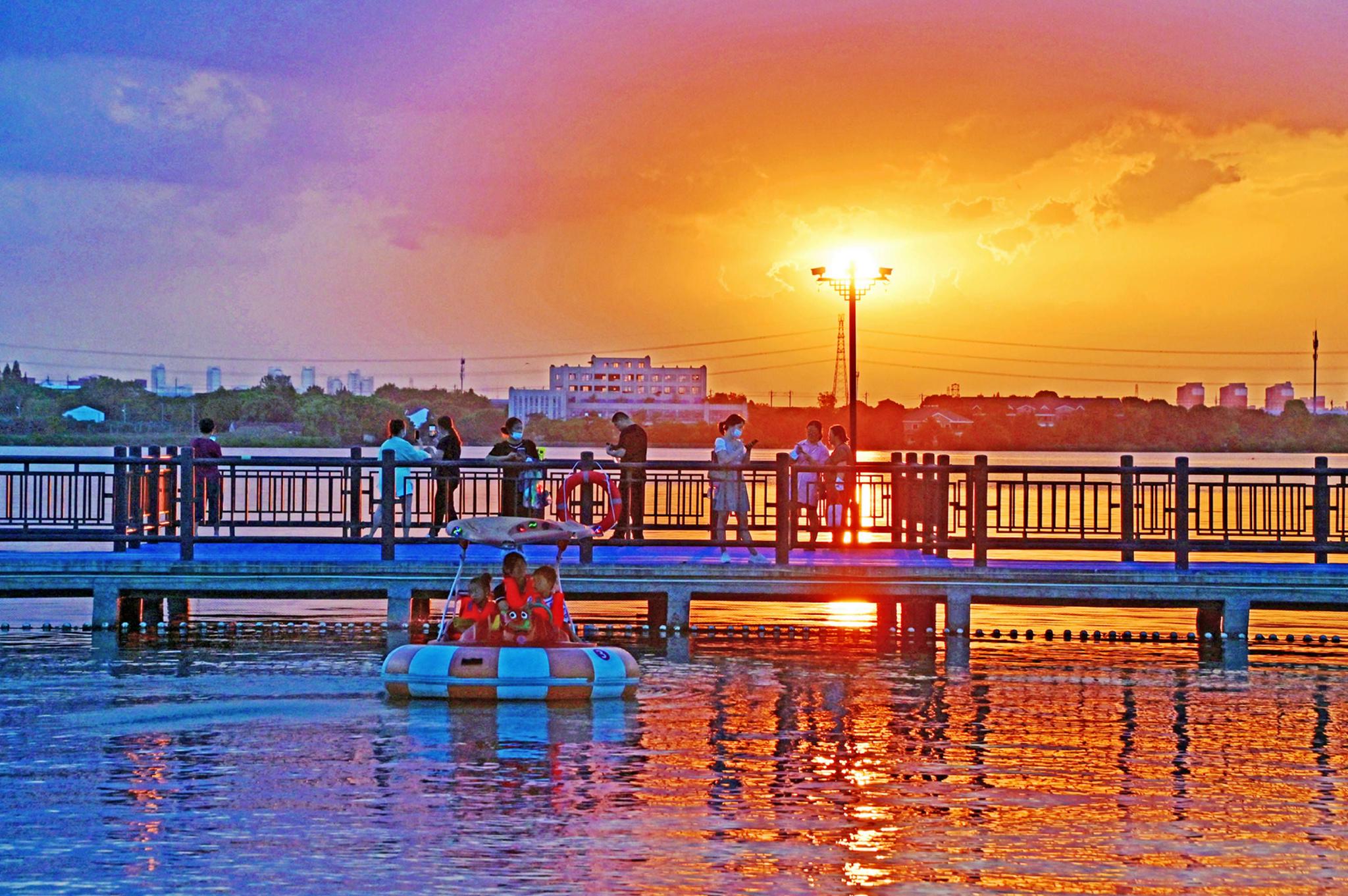 夕照鹅湖玫瑰园,无锡锡山区鹅湖镇,江苏省特色田园乡村—鹅湖村__财经
