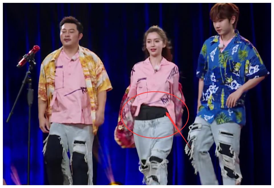 baby一直用手提裤子,镜头特写到她手部动作,这腰围怀疑自己双眼