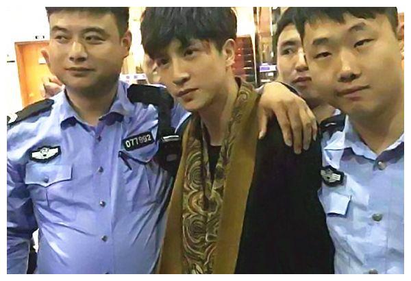 和警察合影不能乱站,黄渤最搞笑,撒贝宁最机智