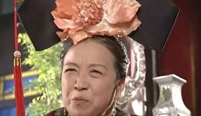 被皇后发现后太后更加大发雷霆了,让桂嬷嬷和容嬷嬷赶紧将沙袋取下来