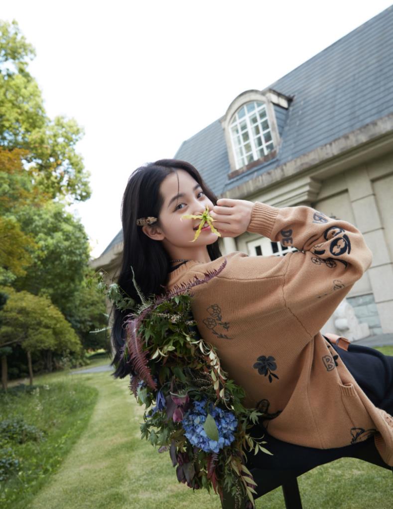 欧阳娜娜真是温柔到骨子里了粉色卫衣配牛仔裤一头长发好优雅