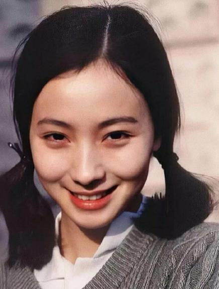 结婚后陶虹就淡出演艺圈,但有网友好奇而找到了陶虹年轻时候的照片
