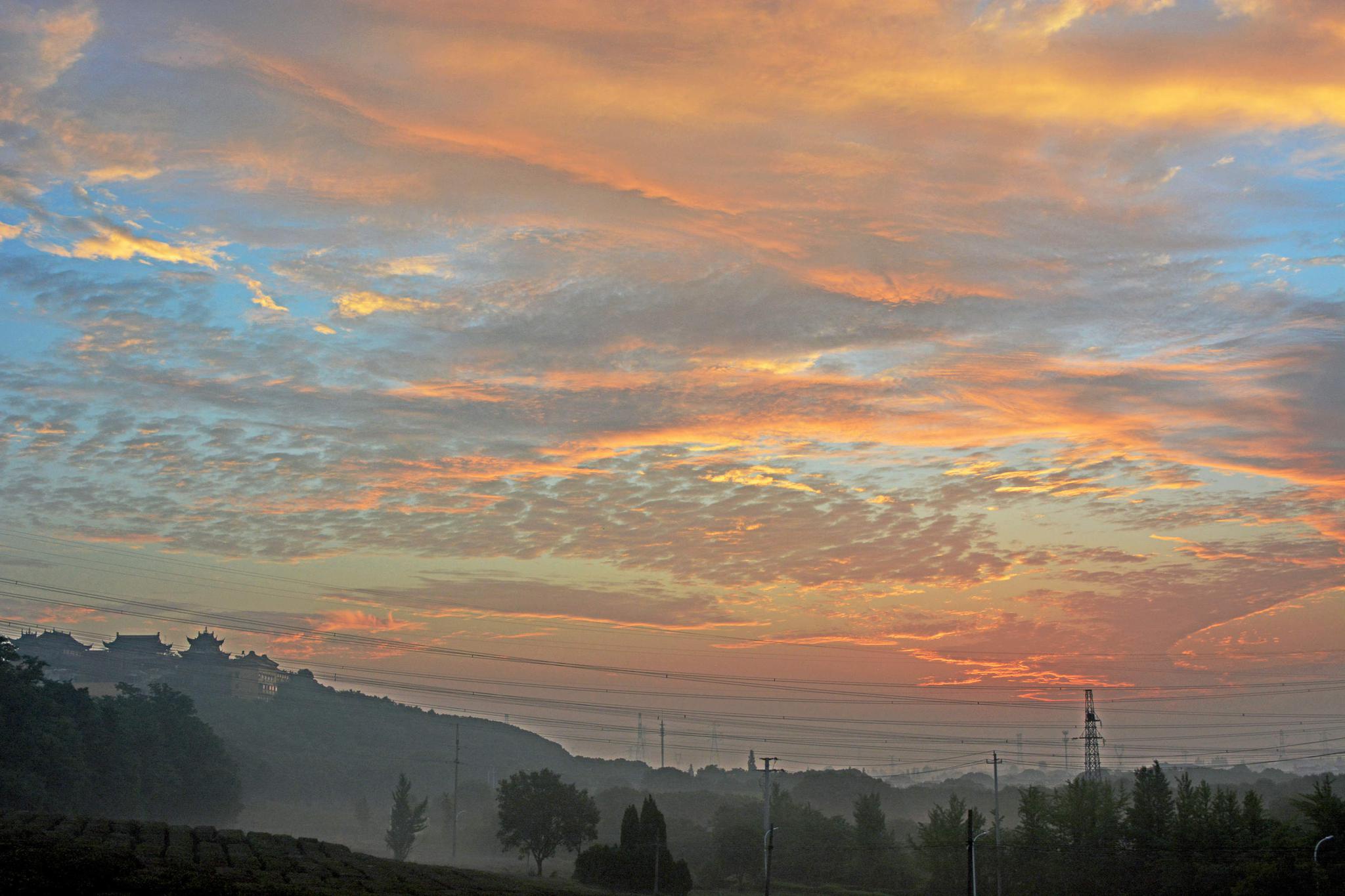 斗山日出红霞飞,今日夏至,美丽朝霞映红了美丽的斗山村.