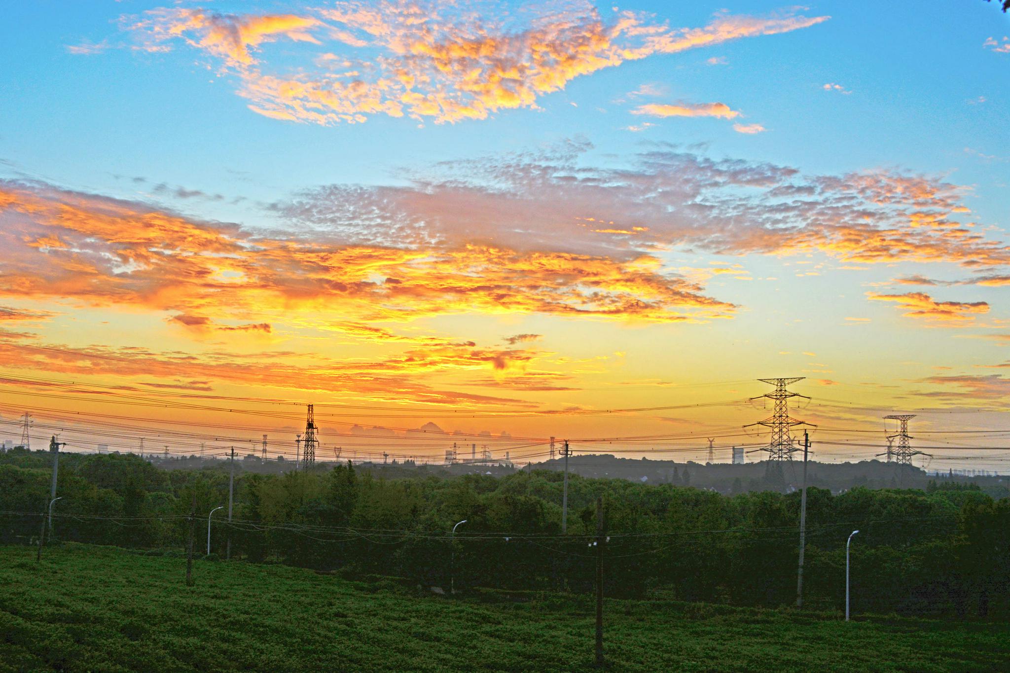 日出朝霞映斗山__财经头条
