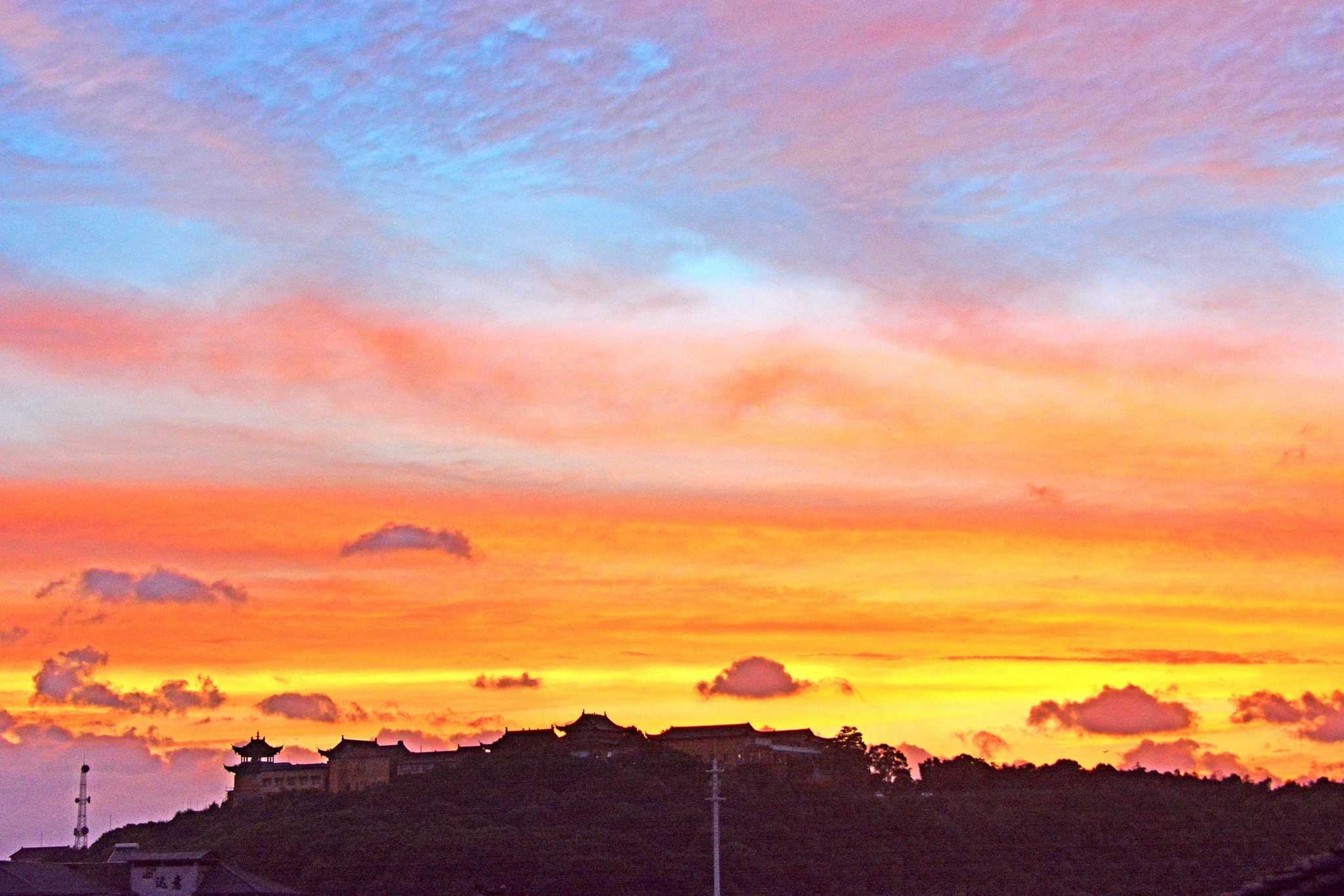 分分钟前还是黑云乱飞,一会功夫晚霞映红整个天空,从南到北明天空中