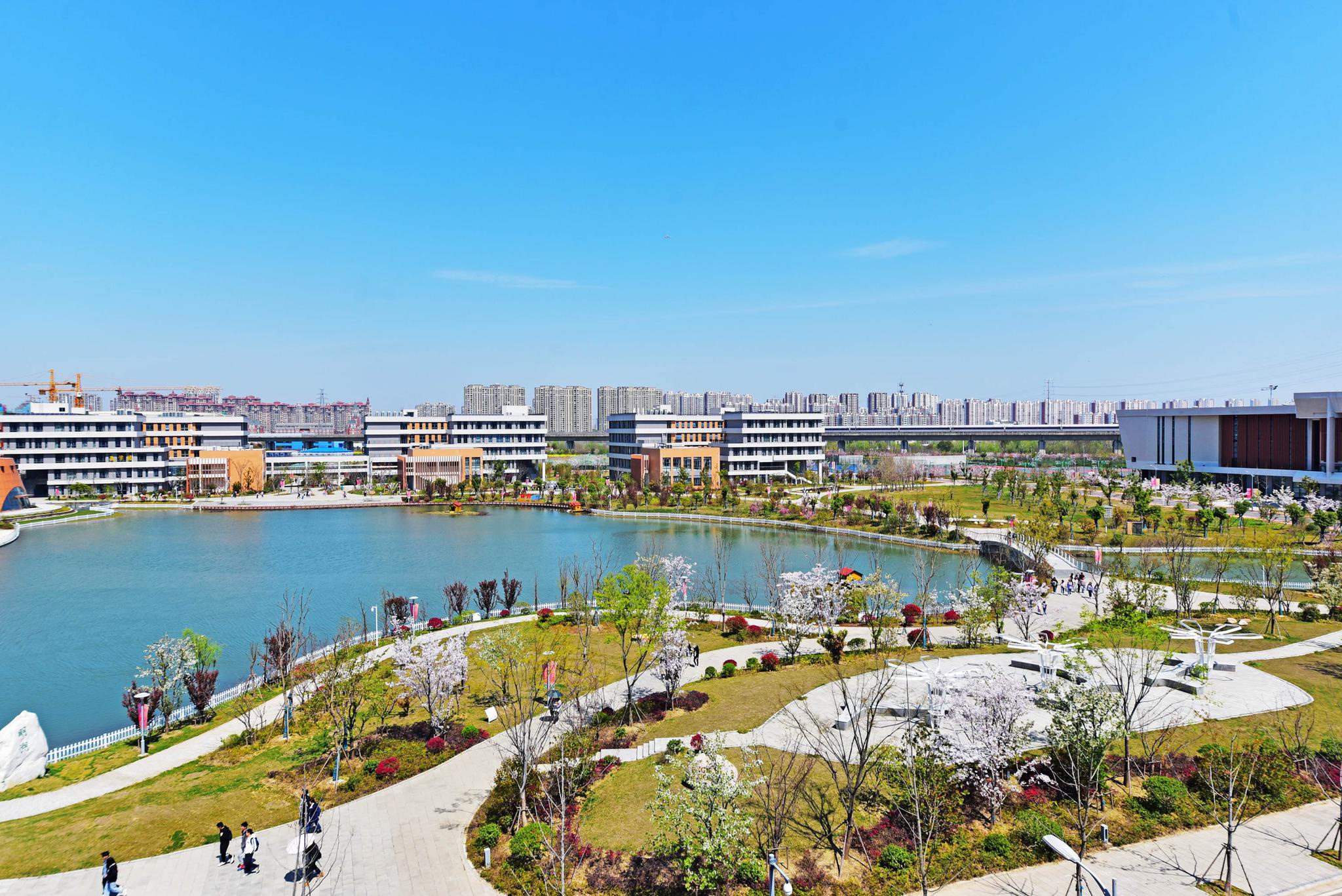 位于江苏无锡锡山区锡东新城的滨江学院,春满校园,跟着我的镜头感受