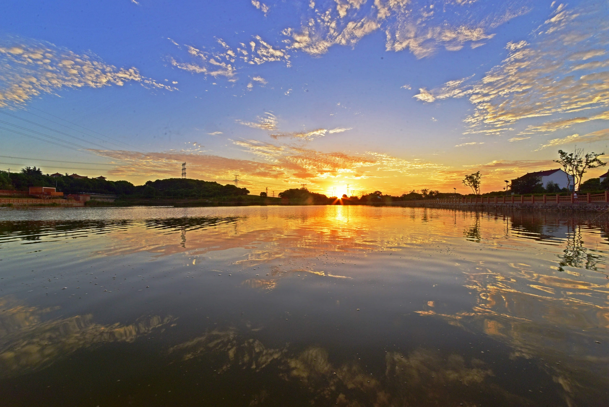 日出朝霞映斗山__财经头条