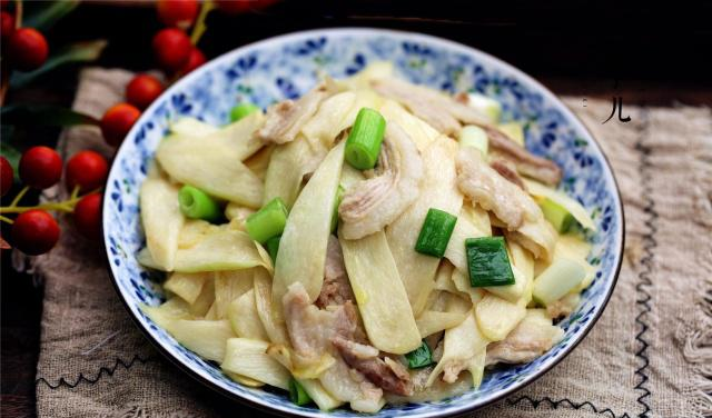 茭白又叫高笋.以丰富的营养价值而被誉为"水中人参".