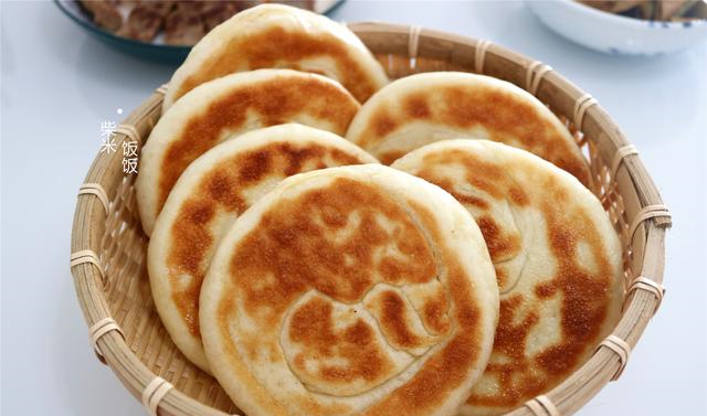这款发面小饼特别适合早餐吃,头一天晚上可以把发面揉好,用保鲜袋包