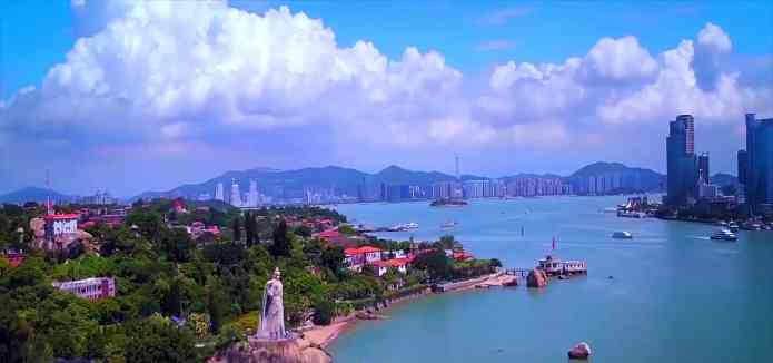 福建省一座热门沿海城市,与台湾隔海相望,鼓浪屿人人皆知