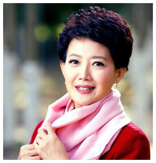 央视女主持梁艳,不恋爱不化浓妆,为何48岁还单身?