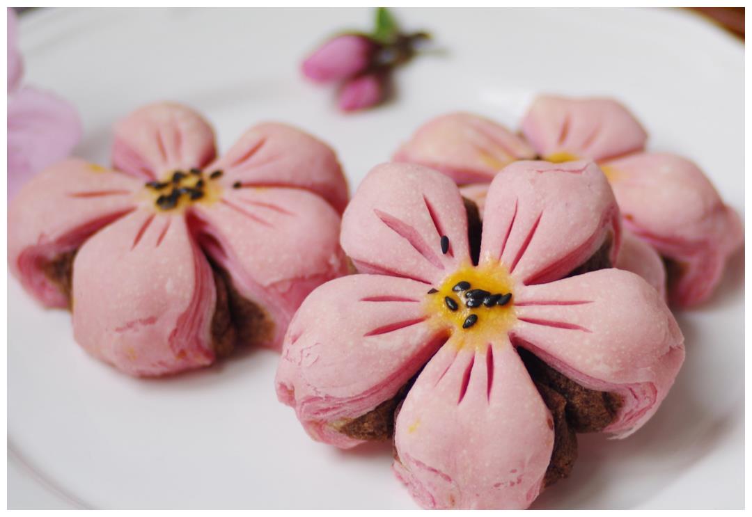 春天到桃花开,做个香甜酥脆的桃花酥,应景又好吃,做法很简单