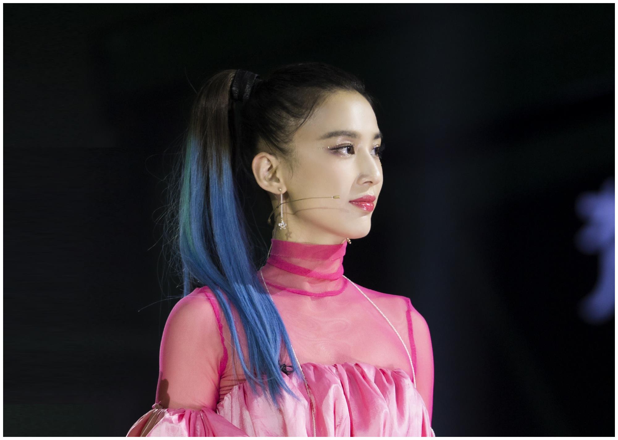 《乘风破浪的姐姐》首场演出,最惊艳的是她!没争议吧?