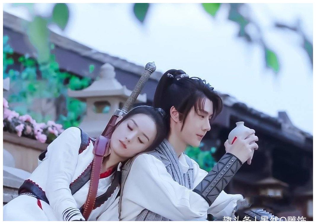 金鹰奖赵丽颖王一博同框,《有翡》发照片像拜年,允翡cp快定档