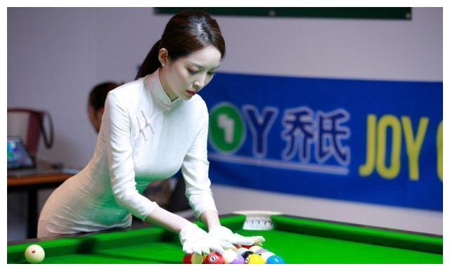 最美台球女裁判走红,身穿旗袍展现完美身材,凸凹有致引发热议