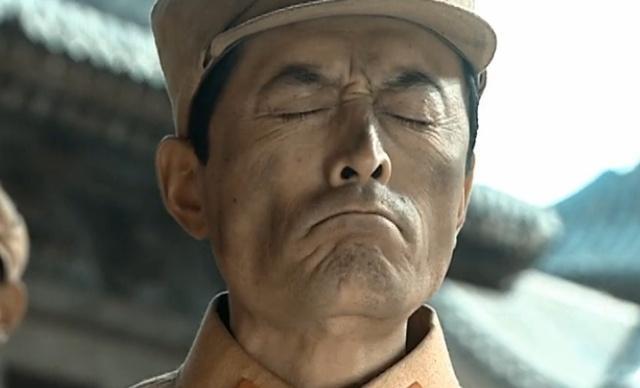 亮剑中常乃超被李云龙审问时慢悠悠的点烟动作有何用意