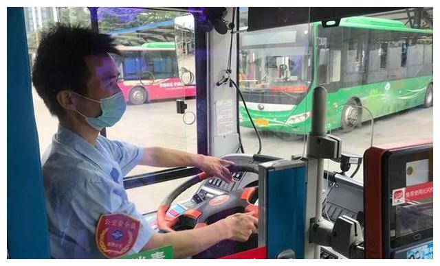 司机赶小学生下车后遭网暴,讽刺了多少人:你只讲道德的样子真丑休闲区蓝鸢梦想 - Www.slyday.coM 司机赶小学生下车后遭网暴,讽刺了多少人:你只讲道德的样子真丑休闲区蓝鸢梦想 - Www.slyday.coM