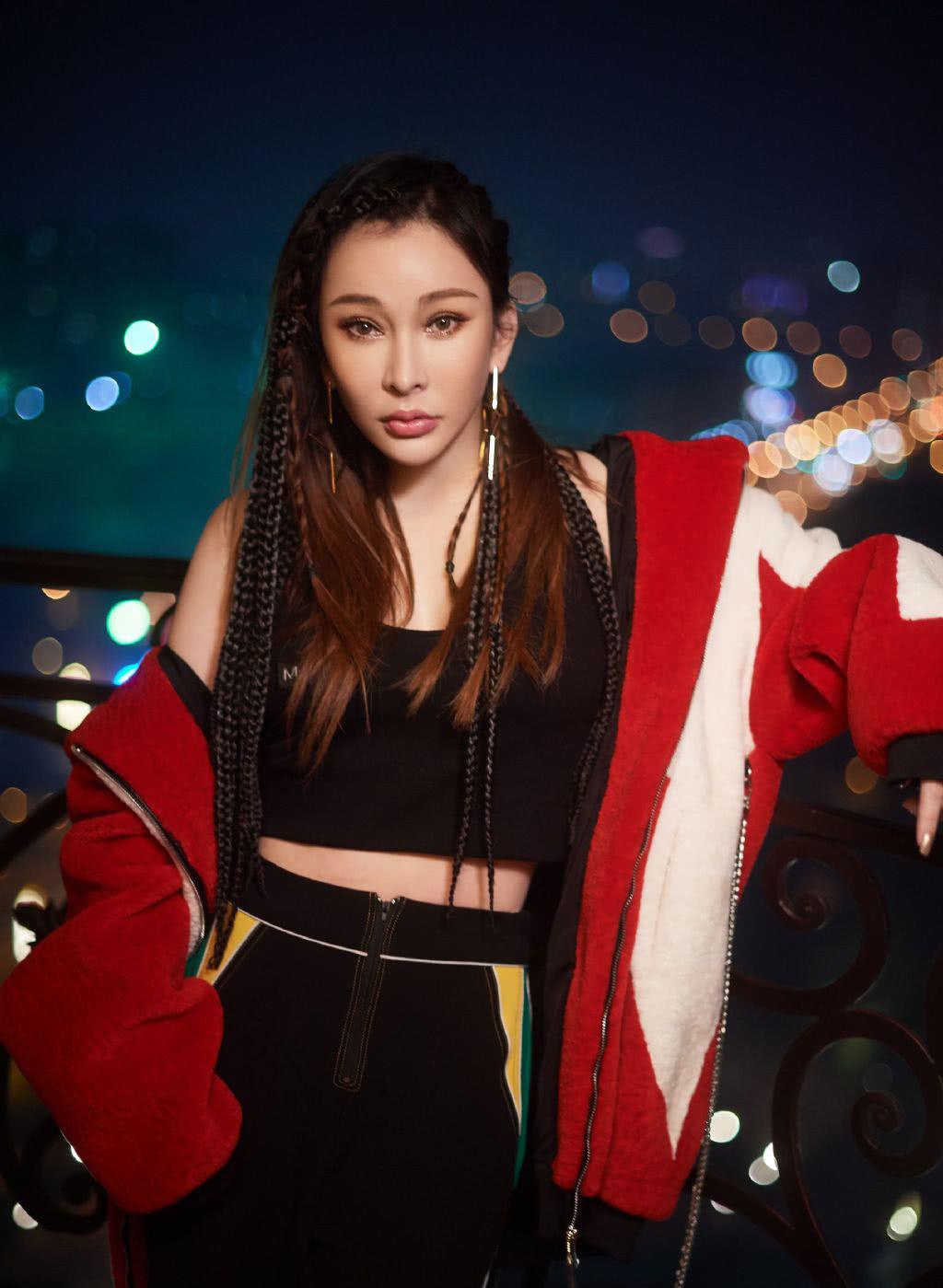 40岁"情歌天后"温岚,嘻哈穿搭配脏辫,酷飒十足让人认不出