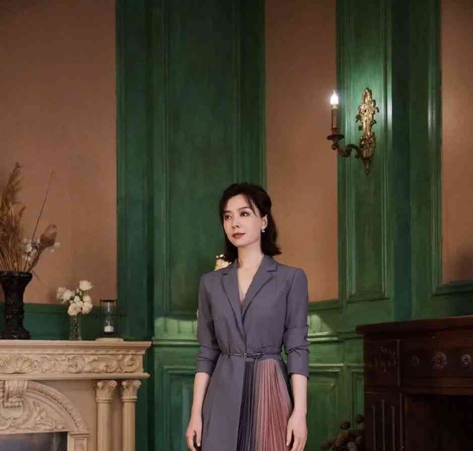 董卿和陈数撞衫,同穿灰色的西服套装,都有种优雅又迷人的气质