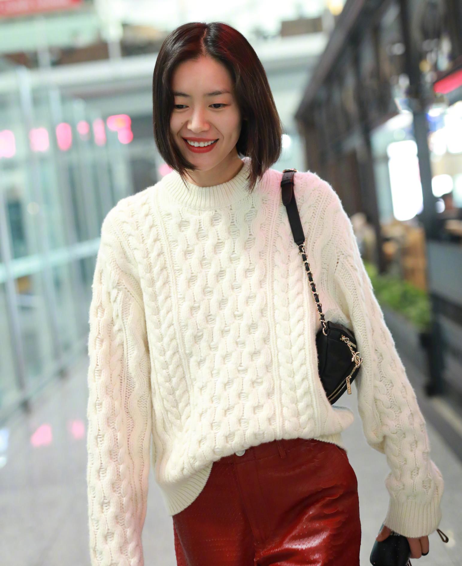 刘雯爽朗又大气穿白色毛衣配红色皮裤又美又飒好吸睛