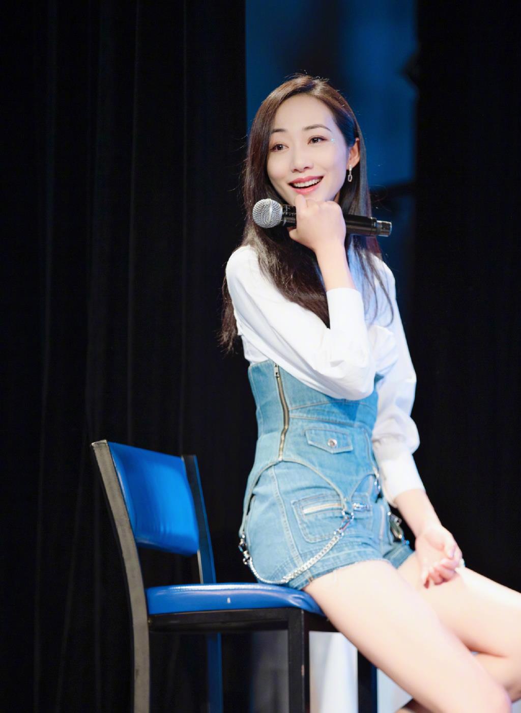 韩雪晒爬山游客照一身行头全是蓝配白秀美腿娇嫩成少女