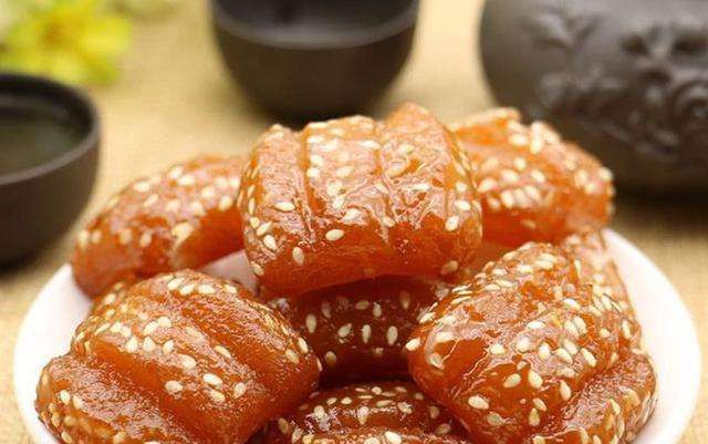 1 / 10 八股油条,江苏徐州著名地方小吃,以水面团制条,八条合拢,炸制